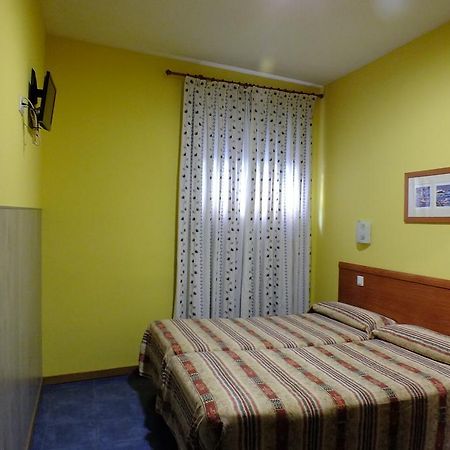 Torrejón de Ardoz Hostal Los Claveles מראה חיצוני תמונה
