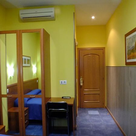 Torrejón de Ardoz Hostal Los Claveles מראה חיצוני תמונה