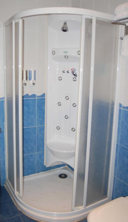Torrejón de Ardoz Hostal Los Claveles מראה חיצוני תמונה