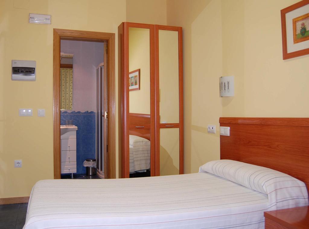 Torrejón de Ardoz Hostal Los Claveles מראה חיצוני תמונה