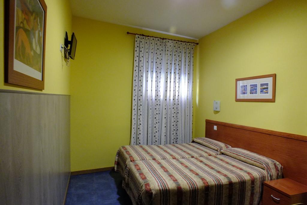 Torrejón de Ardoz Hostal Los Claveles מראה חיצוני תמונה