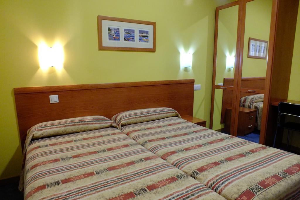 Torrejón de Ardoz Hostal Los Claveles מראה חיצוני תמונה
