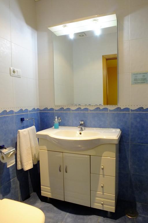 Torrejón de Ardoz Hostal Los Claveles מראה חיצוני תמונה