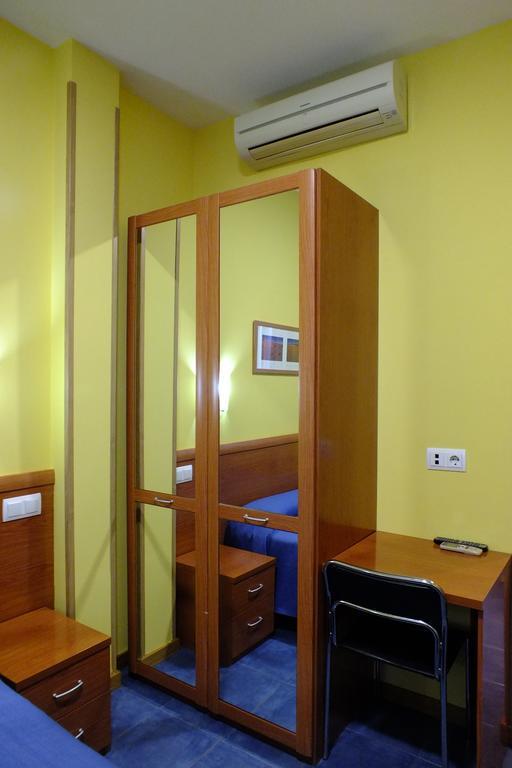 Torrejón de Ardoz Hostal Los Claveles מראה חיצוני תמונה