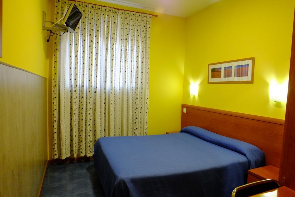 Torrejón de Ardoz Hostal Los Claveles מראה חיצוני תמונה