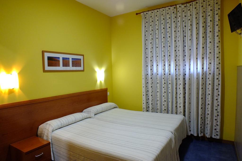 Torrejón de Ardoz Hostal Los Claveles מראה חיצוני תמונה