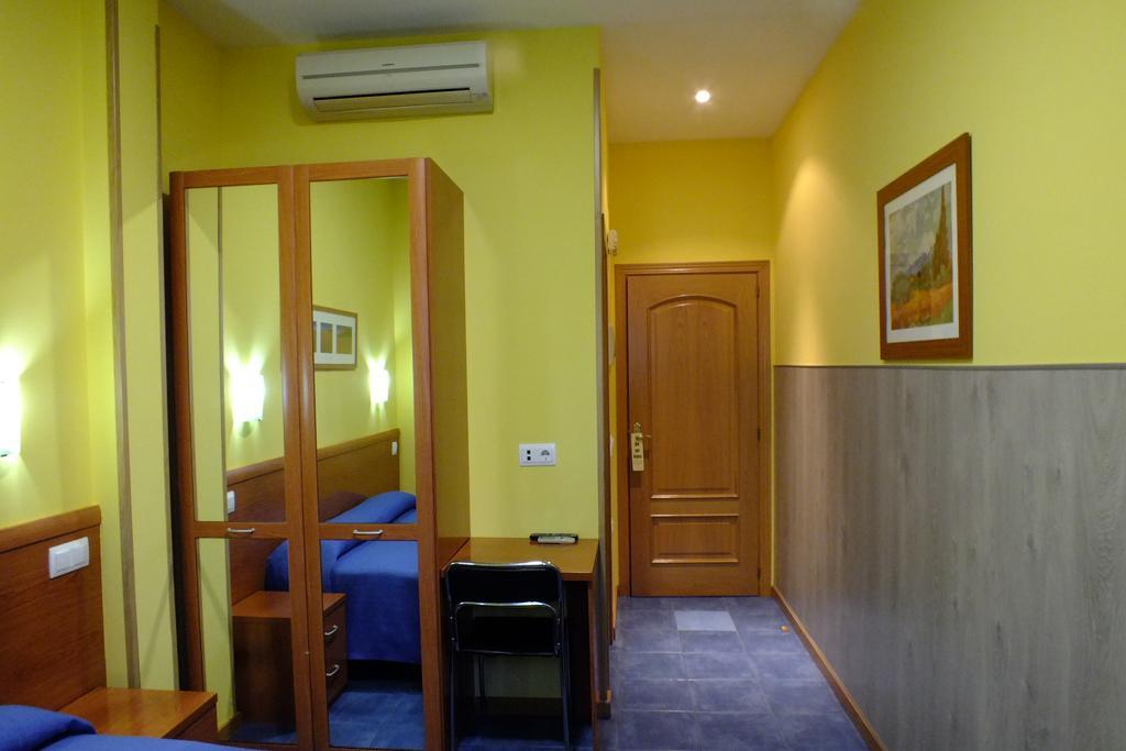 Torrejón de Ardoz Hostal Los Claveles מראה חיצוני תמונה